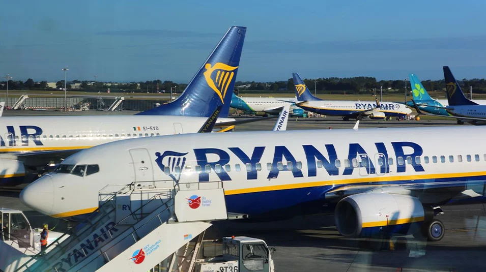 Volo Ryanair in ritardo di oltre sei ore: odissea in aeroporto e caos per i passeggeri 
